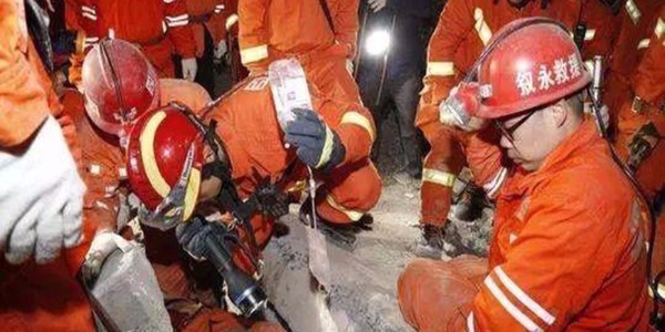 直擊四川瀘州敘永山體滑坡現(xiàn)場：千人徹夜搜救，絕不放棄！